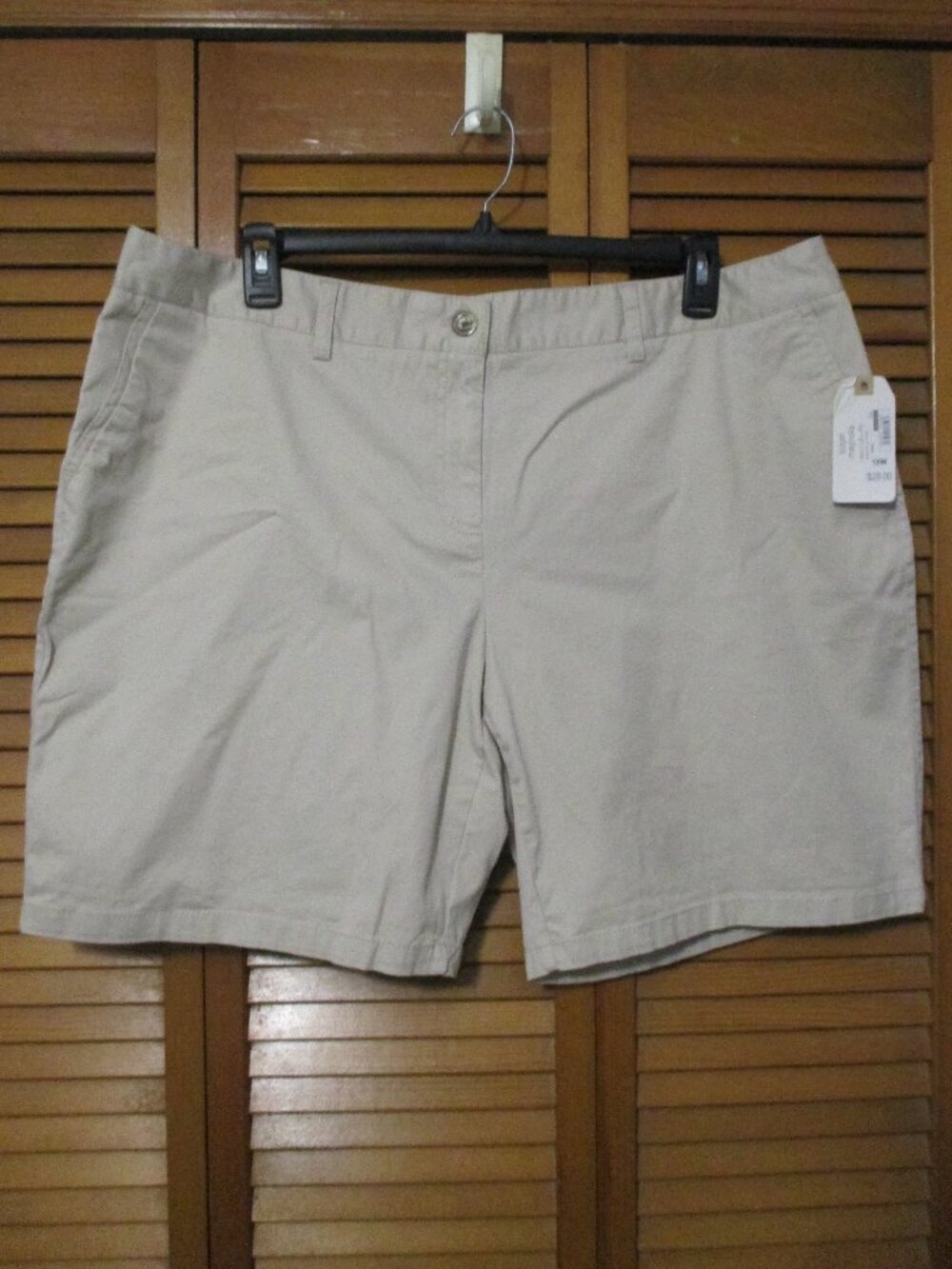 Sugar Magnolia shorts new with tags cream color, pockets, soft cotton size 18W